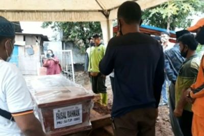Pemakaman Faisal Rahman Korban Sriwijaya Air, Sajadah Hijaunya Ditemukan di Dasar Laut