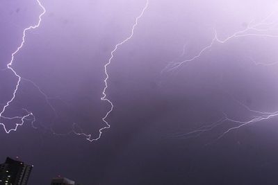 Kabar Cuaca Jakarta Hari Ini: Waspada Angin Kencang Disertai Petir