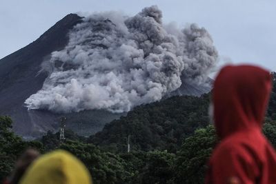 Gunung Merapi Keluarkan Awan Panas, Warga Panik Berlarian Keluar Rumah