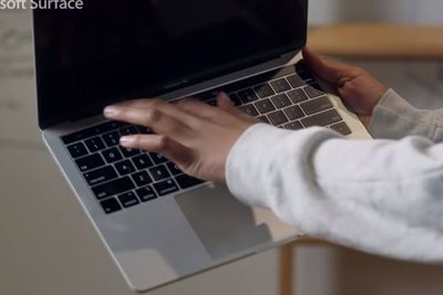 Microsoft Ejek Fitur Touch Bar di MacBook Pro Melalui Iklan Surface Pro 7
