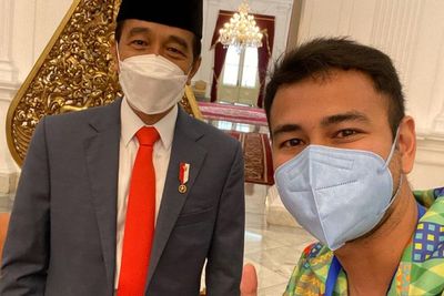 Raffi Ahmad Foto Bareng Jokowi Usai Divaksin, Netizen Ingatkan Jangan Langsung Nongkrong