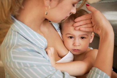 Bayi Pilek? Begini Tips Mengeluarkan Lendir dari Hidungnya