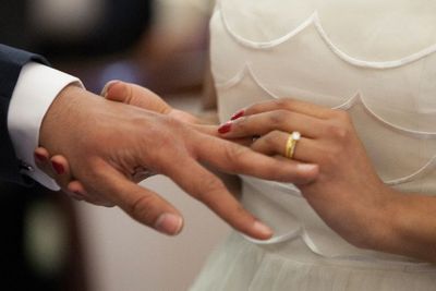 Tega, Pria Ini Menikahi Wanita Lain Pakai Uang Istrinya