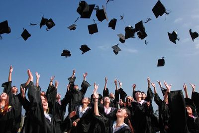 11 Kado Wisuda yang Bermanfaat untuk Sahabat dan Pacar