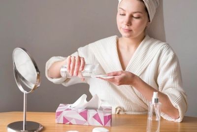 5 Cara Benar Hapus Makeup yang Sering Diabaikan