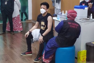 Ariel Noah dan Risa Saraswati Ngaku Sama-Sama Mengantuk Usai Divaksin COVID-19