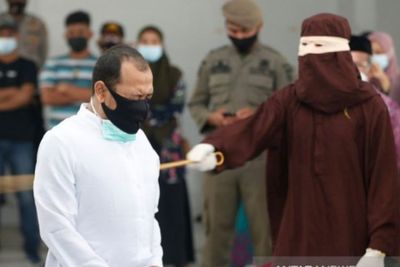 Pasangan Gay di Aceh Dihukum Cambuk Sebanyak 77 Kali, Meringis Menahan Sakit