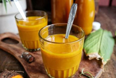 Suka Minum Jamu Kunyit? Berikut Ini Manfaatnya!