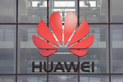 Pengiriman Smartphone Tiongkok Alami Penurunan Drastis di Tengah Sanksi AS