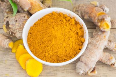 Astaga! Wajah Wanita Ini Jadi Kuning Semua Setelah Pakai Masker Kunyit Alami