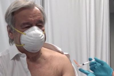 Sekjen PBB Terima Suntik Vaksin Covid-19 Dosis Pertama