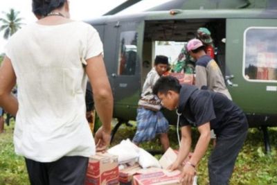 TNI Tembus Wilayah Terpencil dan Terisolasi di Mamuju untuk Salurkan Bantuan