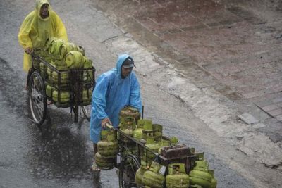 Cuaca Jakarta Hari Ini: Waspada Hujan Petir Disertai Angin Kencang