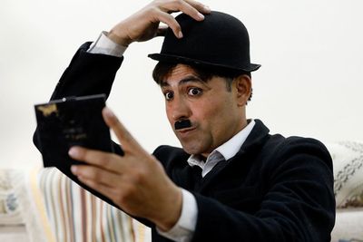 Penjual Mainan Ini Beralih Profesi Jadi Charlie Chaplin, Bagikan Keceriaan Masa Suram