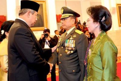 Disebut Berkhianat, Beredar Foto SBY Lantik Moeldoko Jadi Panglima TNI