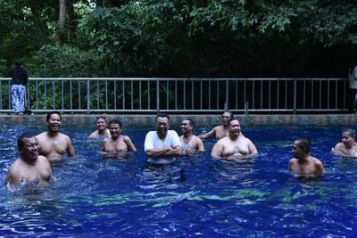 Gubernur NTB Minta Maaf Usai Berenang Ramai-ramai, Berdalih: Sepertinya Airnya Berkhasiat