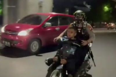 Aksi Polisi Bonceng Depan Pelaku Ugal-ugalan di Jalan Ini Bikin Netizen Ngakak