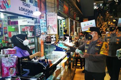 Pangdam Jaya dan Kapolda Metro Bagikan 1.000 Masker Gratis di Jakbar Hari Ini