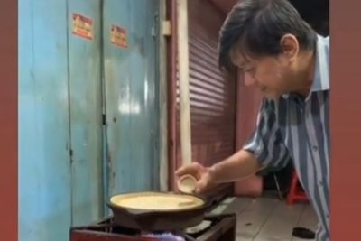 Viral Tukang Martabak Paling Teliti, Masak 1 Martabak 30 Menit, Tingkahnya Bikin Gemas