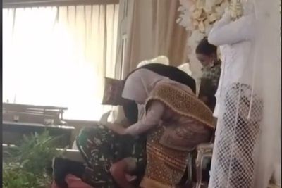 Viral Anggota TNI Nangis saat Hadir di Pernikahan Mantan, Cium Kaki Ibu Mempelai Wanita