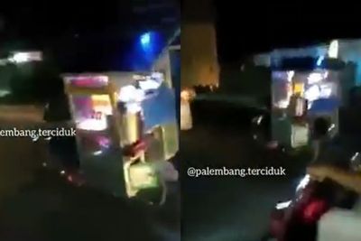 Nekat Zig-zag di Jalan Raya, Tukang Sate Ini Berakhir Tabrak Bokong Truk