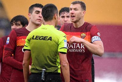 Berselisih dengan Pelatih Roma, Edin Dzeko Dicopot dari Jabatan Kapten Tim