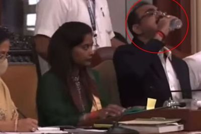 Lagi Rapat Penting, Pejabat India Ini Malah Tak Sengaja Teguk Hand Sanitizer