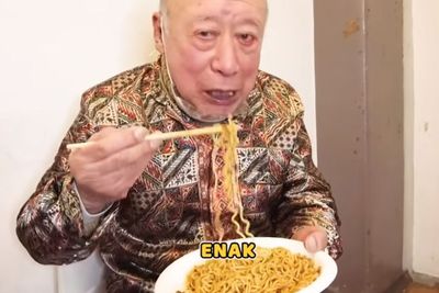 Reaksi Kakek Sugiono Perdana Cobain Mie Goreng Instan Indonesia, Suka?