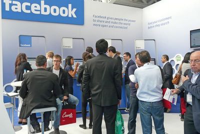 Peristiwa 4 Februari: Kudeta di Venezuela dan Pertama Kalinya Facebook Didirikan