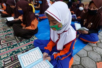 DPR Harap Penerapan SKB 3 Menteri soal Seragam Sekolah Dapat Dipantau