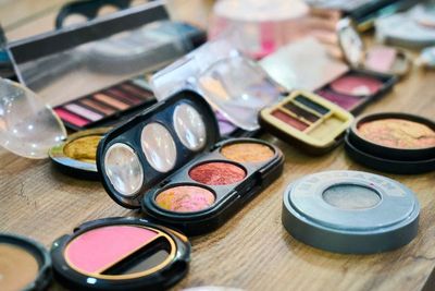 Supaya Wajah Terlihat Cerah, Ini Cara Memilih Blush On Sesuai Warna Kulit