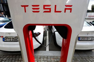 Tesla Ajukan Proposal Investasi ke Indonesia, Elon Musk dan Luhut Segera Bertemu