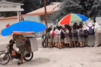 Viral Dua Tukang Bakso Dagang di Tempat yang Sama, tapi Salah Satunya Tak Ada Pembeli