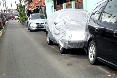 Beli Mobil tapi Parkir di Jalan, Aksi Orang Kaya Ini Tuai Cibiran