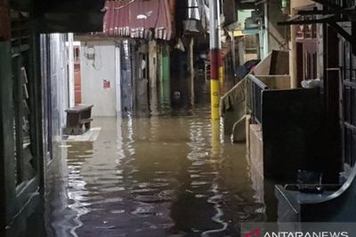 Ratusan Rumah di Kampung Melayu Terendam Banjir 1,5 Meter, Warga Bertahan di Lantai Dua