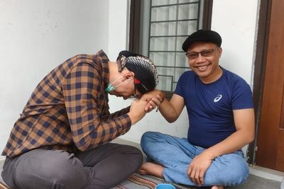 Terkait Cuitan Islam Arogan, Abu Janda Sungkem ke Cak Nanto