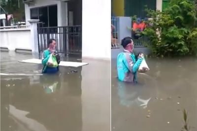 Totalitas! Driver Ojol Ini Terabas Banjir Demi Antar Orderan Pelanggan