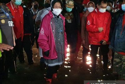 Mensos Risma Memohon ke Petugas, Minta Pompa Banjir di Semarang Dimaksimalkan