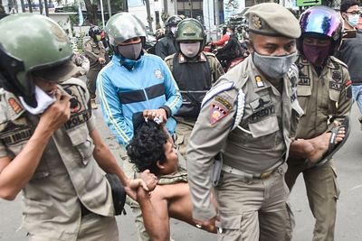 Satpol PP Ajak Warga Tidak Beri Uang ke Gelandangan dan Anak Jalanan