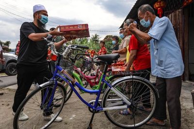 Ustaz Ebit Lew Bagikan Hadiah untuk Komunitas Tionghoa Menjelang Hari Raya Imlek