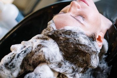 Larangan Keramas Saat Menstruasi Dapat Memicu Penyakit pada Wanita