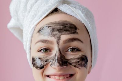 Wajah Berminyak di Area T-Zone? Coba Atasi dengan 3 Masker Alami Ini!