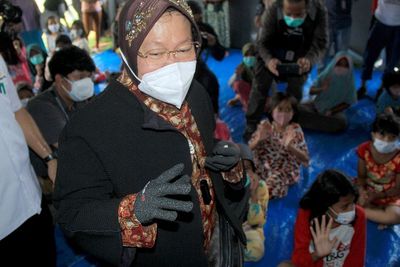 Mensos Risma Langsung Tinjau Penanganan Banjir di Indramayu dari Malam hingga Dini Hari