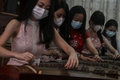 FOTO: Wanita Tionghoa di Medan Berlatih Main Musik Kecapi China Untuk Perayaan Imlek