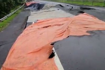 Penampakan Jalan Tol Cipali KM 122 yang Amblas, Retak di Sana-sini
