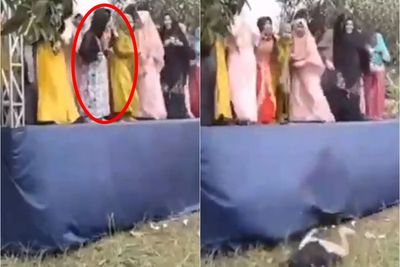 Video Ibu-ibu yang Joget Diatas Pangung, Temannya Malah Terjatuh Gegara Tersenggol