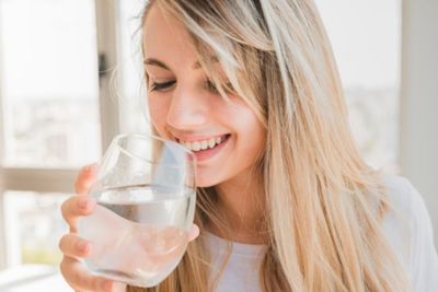Ketahui Manfaat Minum Air Putih Hangat Buat Kesehatan Kulit