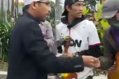 Ustaz Maaher Bagi Uang ke Gelandangan Sebelum Meninggal, Minta Doa Mati Khusnul Khotimah