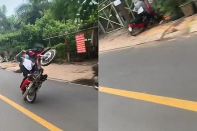 Pemuda Ini Lakukan Wheelie di Jalur Berlawanan, Endingnya Biking Ngakak