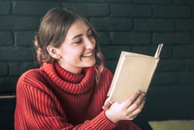 Terkenal Akan Hobinya Membaca, 5 Zodiak Ini Dijuluki Kutu Buku